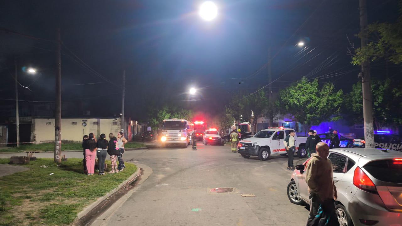 Un voraz incendio en Rosario requirió asistencia de los Bomberos de Funes: tuvieron que aportar oxígeno